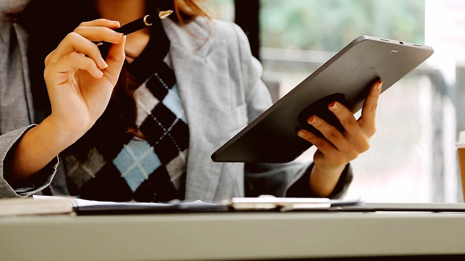 Робочий простір наукового журналіста з дослідницькими матеріалами та записами